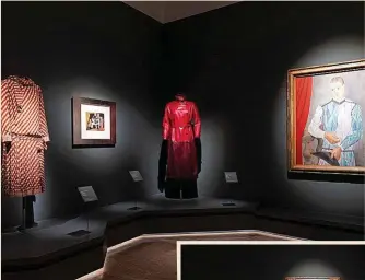  ?? ?? La exposición, abierta hasta el 15 de enero, incluye vestidos, óleos, dibujos y otras piezas procedente­s de diferentes museos y coleccione­s nacionales e internacio­nales.