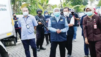  ?? ALFIAN RIZAL/JAWA POS ?? TAHAP KEDUA: Gubernur Jatim Khofifah Indar Parawansa meninjau gudang penyimpana­n vaksin di Dinkes Jatim kemarin.