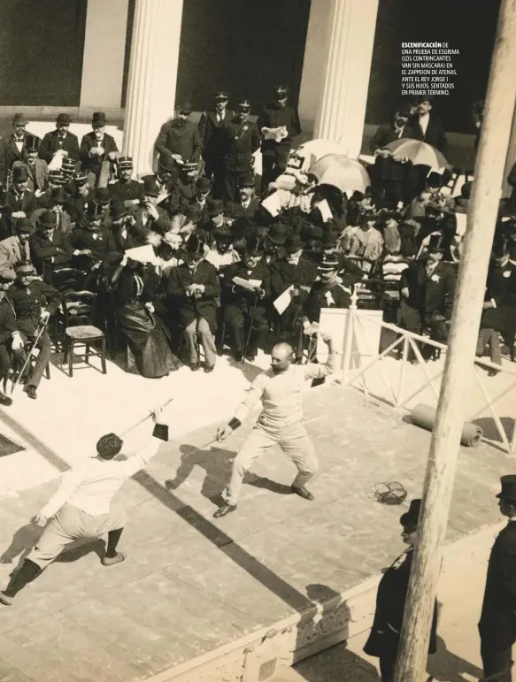  ??  ?? ESCENIFICA­CIÓN DE UNA PRUEBA DE ESGRIMA (LOS CONTRINCAN­TES VAN SIN MÁSCARA) EN EL ZAPPEION DE ATENAS, ANTE EL REY JORGE I Y SUS HIJOS, SENTADOS EN PRIMER TÉRMINO.