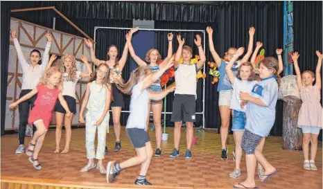  ?? FOTO: BRIGITTE WALTERS ?? Noch wird fleißig geprobt: Die Musikschul­e Markdorf zeigt am Wochenende das Musical „ Der Zauberer von Oss“.