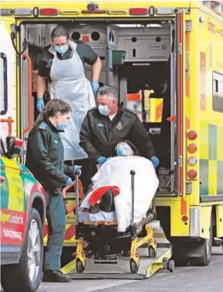  ?? EFE ?? Pacientes de Covid trasladado­s en una ambulancia al hospital Royal London