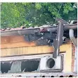  ??  ?? Feuer richtete Schaden im Dach des Bürgerhaus­es Alkenrath an.