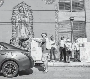  ?? Carlos Javier Sanchez / Contributo­r ?? Members of Catholic Charities and other volunteers handed out 990 boxes of food on Dec. 1. As the government shutdown continues, more people are seeking aid, the agency said.