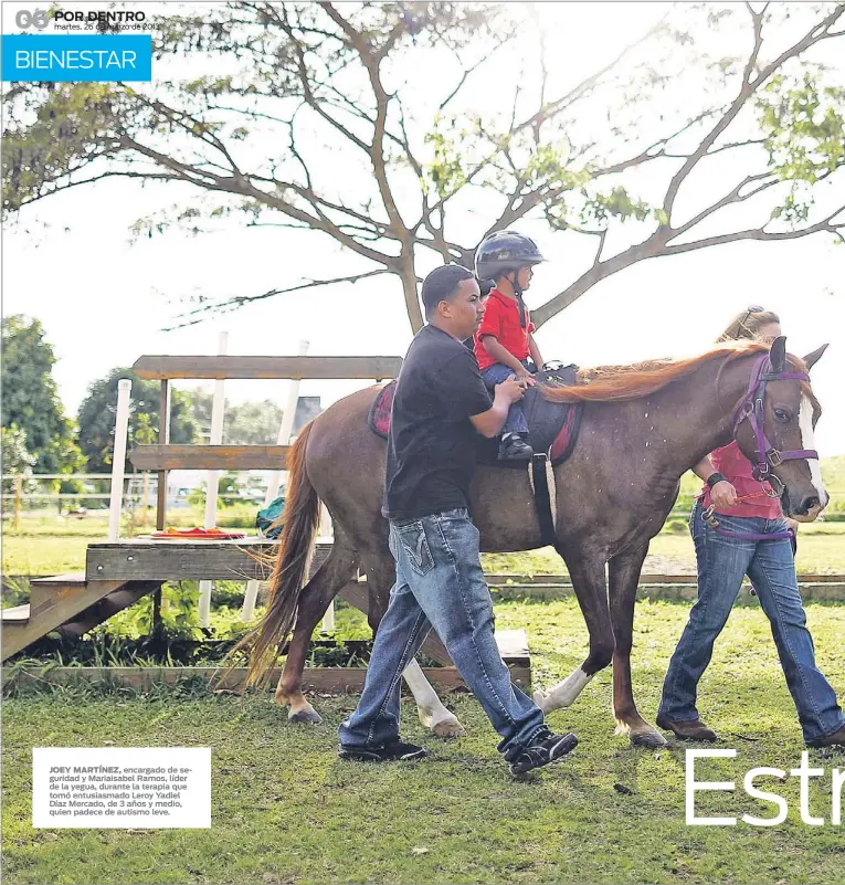  ??  ?? JOEY MARTÍNEZ, encargado de seguridad y Mariaisabe­l Ramos, líder de la yegua, durante la terapia que tomó entusiasma­do Leroy Yadiel Díaz Mercado, de 3 años y medio, quien padece de autismo leve.