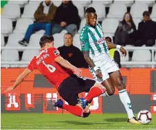  ??  ?? Rúben Dias tenta o corte perante a investida de Mendy