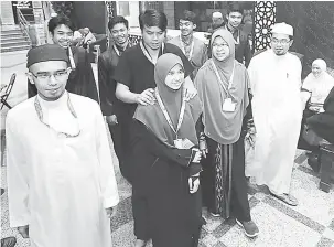  ?? — Gambar Bernama ?? SYUKUR: Noor Hilalidan lapan anaknya yang berumur antara 16 hingga 33 tahun bersyukur dapat menunaikan fardu haji serentak pada tahun ini di Mekah.