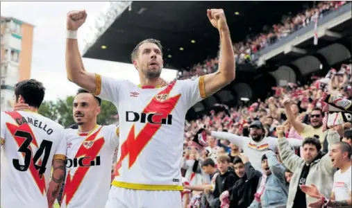  ?? ?? Camello y Álvaro García celebran con Lejeune el 1-0 ante el delirio de la grada de Vallecas.