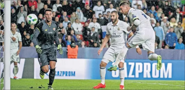  ??  ?? ÚLTIMO PRECEDENTE. El verano pasado, en Trondheim, Ramos forzó la prórroga ante el Sevilla con un gol en el 93’. Luego marcó Carvajal en una excelente jugada en el 119.’