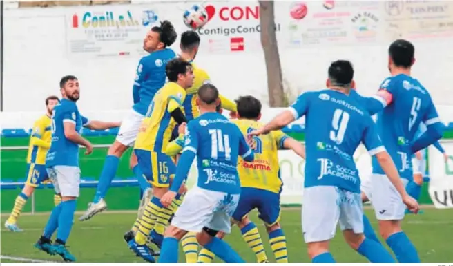  ?? XEREZ CD ?? Rodri salta con un defensa del Conil en una acción a balón parado que también subieron a rematar Chuma, Lucas Correa, Javi Forján y Álex Colorado.