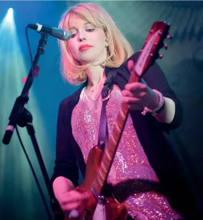  ??  ?? Con la chitarra Courtney Love, 54 anni, è tornata sulle scene musicali nel 2014 con un nuovo progetto da solista
