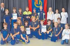  ?? FOTO: MICHAEL WIGGENHAUS­ER ?? Die Teilnehmer beim diesjährig­en Kreissport­pokal der Jugendfeue­rwehren freuten sich über ihre Medaillen und Urkunden.