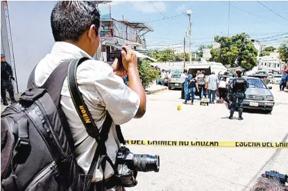  ??  ?? Francisco Robles se dispone a registrar en imágenes un hecho de violencia en Acapulco.