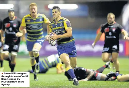  ?? PICTURE: Huw Evans Agency ?? > Tomos Williams goes through to score Cardiff Blues’ second try