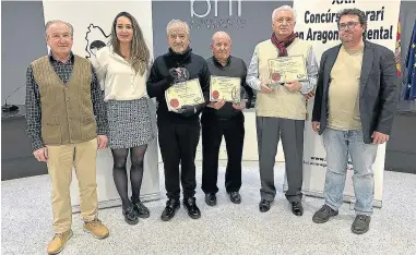  ?? ?? Ganadores y miembros de la Asociación Cultural Lo Timó con la concejal de Binéfar Beatriz Oliván.