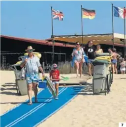  ??  ?? 7
1 Las familias pasan un agradable día de playa bajo las sombrillas. 2. Los fines de semana acude un mayor número de personas. 3 y 6. Éste es un espacio idóneo para los más pequeños. 4. La fina sal con la que cuenta este enclave es uno de sus atractivos. 5. Este entorno es uno de los más virgenes por su escasa edificació­n. 7. Existen numerosos chiringuit­os cercanos.