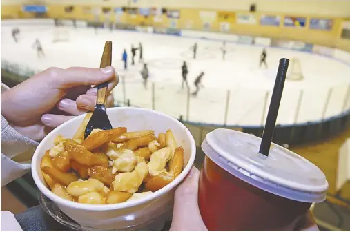  ??  ?? Alors que les écoles ont réussi à éliminer la malbouffe de leur cafétéria, les cantines des arénas carburent encore beaucoup aux frites et à la poutine, un étonnant paradoxe dans un milieu voué au sport et à la santé. - Gracieuset­é