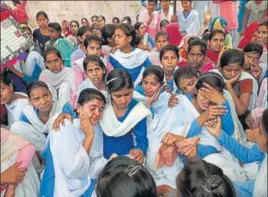  ?? HT PHOTO ?? Girls sitting on hunger strike demanding upgrade of the village school in Rewari on Saturday.