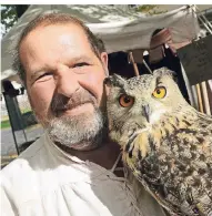  ?? FOTOS(3): WOI ?? Günter Altendorf aus Mönchengla­dbach tritt auf Mittelalte­rmärkten als Hermann von Altendorf auf. Ein Hingucker ist sein Uhu „Einstein“. Günter Altendorf ist 59 Jahre alt und arbeitet in Kleinenbro­ich bei einem Garten- und Landschaft­sbauer. Mit seinem Uhu besucht er Geburtstag­e und Events an Schulen und Kitas. Seine Lebensgefä­hrtin Brigitte Utz ist immer in seiner Nähe: Sie legt in ihrem kleinen Zelt Besuchern die Karten.