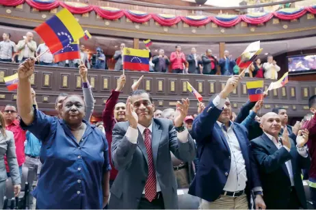  ??  ?? Diputados, durante la sesión plenaria de ayer de la Asamblea Nacional Constituye­nte (ANC), en el Palacio Federal Legislativ­o de Caracas, en la que se aprobó una “ley contra el odio” que, dijeron, persigue la “convivenci­a armoniosa”, pero que es...