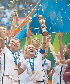  ?? FOTO: GETTY ?? Christie Rampone levanta la Copa del Mundo conquistad­a por EE.UU. en 2015