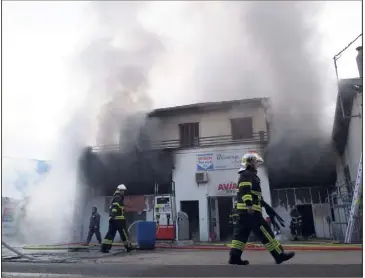  ??  ?? Il a fallu au moins cinq heures pour que les  pompiers engagés maîtrisent l’incendie.