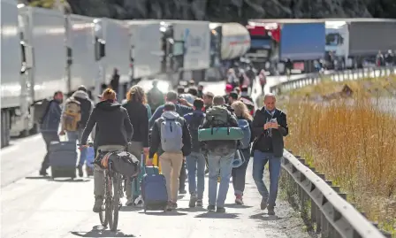  ?? EFE ?? La fuga masiva de jóvenes rusos sigue saturando las fronteras, como la de Georgia