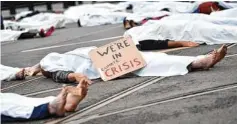  ??  ?? Protest: Aktivisten in Victoria (Australien) legen sich unter Leichentüc­her, um gegen die Erderwärmu­ng zu protestier­en.