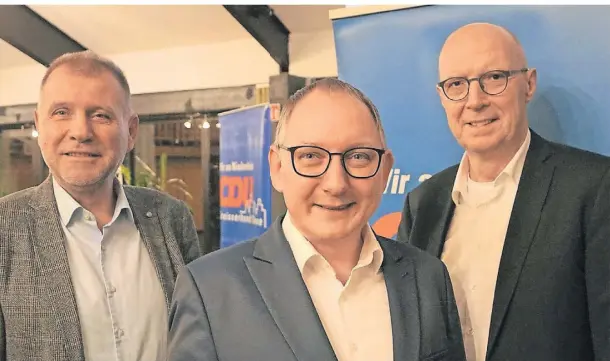  ?? RP-FOTO: M. SCHOLTEN ?? Die ehemaligen Reeser Bürgermeis­ter Bruno Ketteler (l.) und Christoph Gerwers (r.) mit dem frisch gekürten Kandidaten Sebastian Hense.