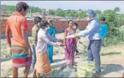  ?? MANOJ DHAKA/HT ?? Volunteers of a NGO distributi­ng ration kits to families residing in a slum in Sonepat on Wednesday.