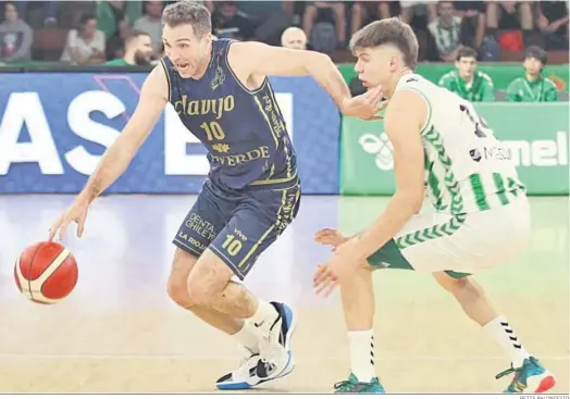  ?? BETIS BALONCESTO ?? Txemi Urtasun se zafa de la defensa de Joaquín Rodríguez.