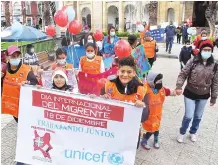  ?? JOSÉ ROCHA ?? La marcha de los migrantes en la plaza, ayer.