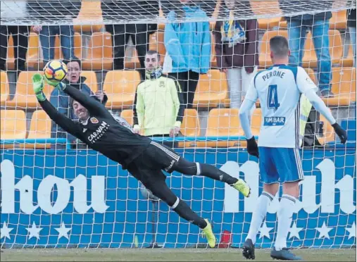  ??  ?? PARADÓN. El argentino Cristian Álvarez le hizo esta gran parada a Álvaro Peña en la primera mitad.