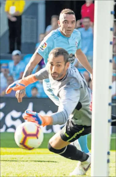 ??  ?? CARAMBOLA. Diego López no pudo evitar el gol de David López en propia meta, con Aspas al acecho.