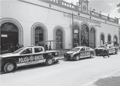  ?? /EDUARDO TLACHI ?? Policías municipale­s de Tlaltelulc­o pararon labores este martes ante la falta de pagos de sus dos quincenas de agosto y finiquito