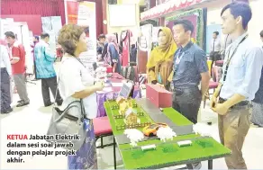  ??  ?? KETUA Jabatan Elektrik dalam sesi soal jawab dengan pelajar projek akhir.