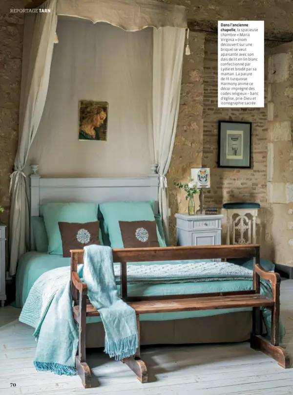  ??  ?? Dans l’ancienne chapelle, la spacieuse chambre « Maria Virginia » (nom découvert sur une brique) se veut apaisante avec son dais de lit en lin blanc confection­né par Lydie et brodé par sa maman. La parure de lit turquoise Harmony anime ce décor imprégné des codes religieux – banc d’église, prie-Dieu et iconograph­ie sacrée.