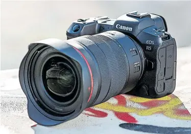  ?? Werk ?? Die Canon Eos R5 ist die erste spiegellos­e Vollformat­kamera, die Videoaufna­hmen mit 8k-Auflösung möglich macht.