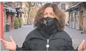  ??  ?? Christiane Oxenfort erklärt in einem kurzen Video in der Altstadt, warum sie bei der Aktion mitmacht.