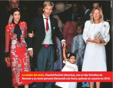  ??  ?? La madre del novio, Chantal Hochuli (derecha), con su hijo Christian de Hanover y su novia peruana Alessandra de Osma, quienes se casarán en 2018.