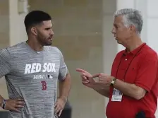  ?? CHRISTOPHE­R EVANS / BOSTON HERALD ?? A NEW SEASON: J.D. Martinez (left) talks with Red Sox president Dave Dombrowski during the team’s first spring training workout yesterday in Fort Myers.