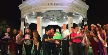  ?? MERLINDA PEDROSA ?? BACOLOD City officials led by Mayor Evelio Leonardia during the opening rites of the 39th Masskara Festival at the public plaza Monday.