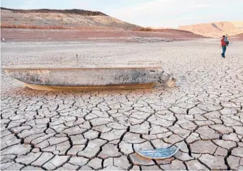  ?? MARIO TAMA/GETTY ?? Lake Mead in Nevada, now at 30% of capacity, has seen its water level drop more than 170 feet since 1983.