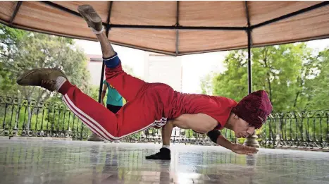  ??  ?? un BREAKDANCE­R practica en un kiosco del parque Alameda en la CDMX