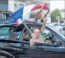  ??  ?? Les supporter, drapeau et cheveux au vent