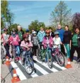  ?? Archivfoto: Vicky Jeantiy ?? Voriges Jahr hatten die Verkehrswa­cht und der Verein Sicherer Schulweg in Pöttmes ein Verkehrssi­cherheitst­raining für junge Flüchtling­e angeboten. Alle bayerische­n Verkehrswa­chten kommen jetzt zur Versammlun­g im Juni nach Aichach.