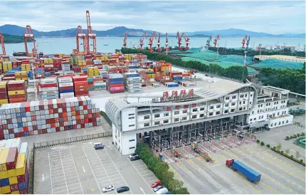 ?? ?? Photo taken on 12 November shows the Hairun Container Terminal in the Xiamen Port, Fujian Province