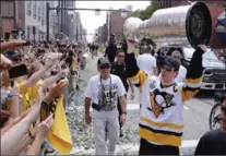  ?? ASSOCIATED PRESS FILE PHOTO ?? Penguins’ Sidney Crosby hoists the Stanley Cup for fans during the team’s Stanley Cup victory parade June 14 in Pittsburgh.