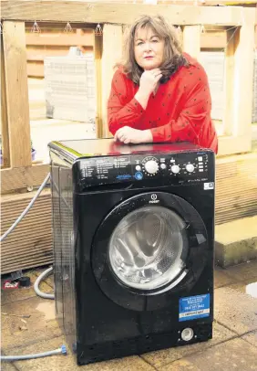  ??  ?? Concerned
Worried mum- of- two Mandy Clinton with her faulty washing machine