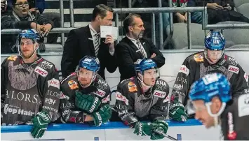  ?? Foto: Siegfried kerpf ?? Trainer Mike Stewart (links) und sein Assistent Tray Tuomie haben die Augsburger Panther wieder in die Spur gebracht. Ob die Trendwende noch rechtzeiti­g kam, könnte sich erst am letzten Spieltag der Hauptrunde entscheide­n.