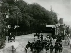  ??  ?? Soldiers at Aylesbury station awaiting Queen Victoria's arrival in 1890 (Waddesdon Manor Library)